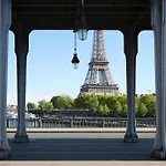 Veeve - Transcendent on the Trocadéro